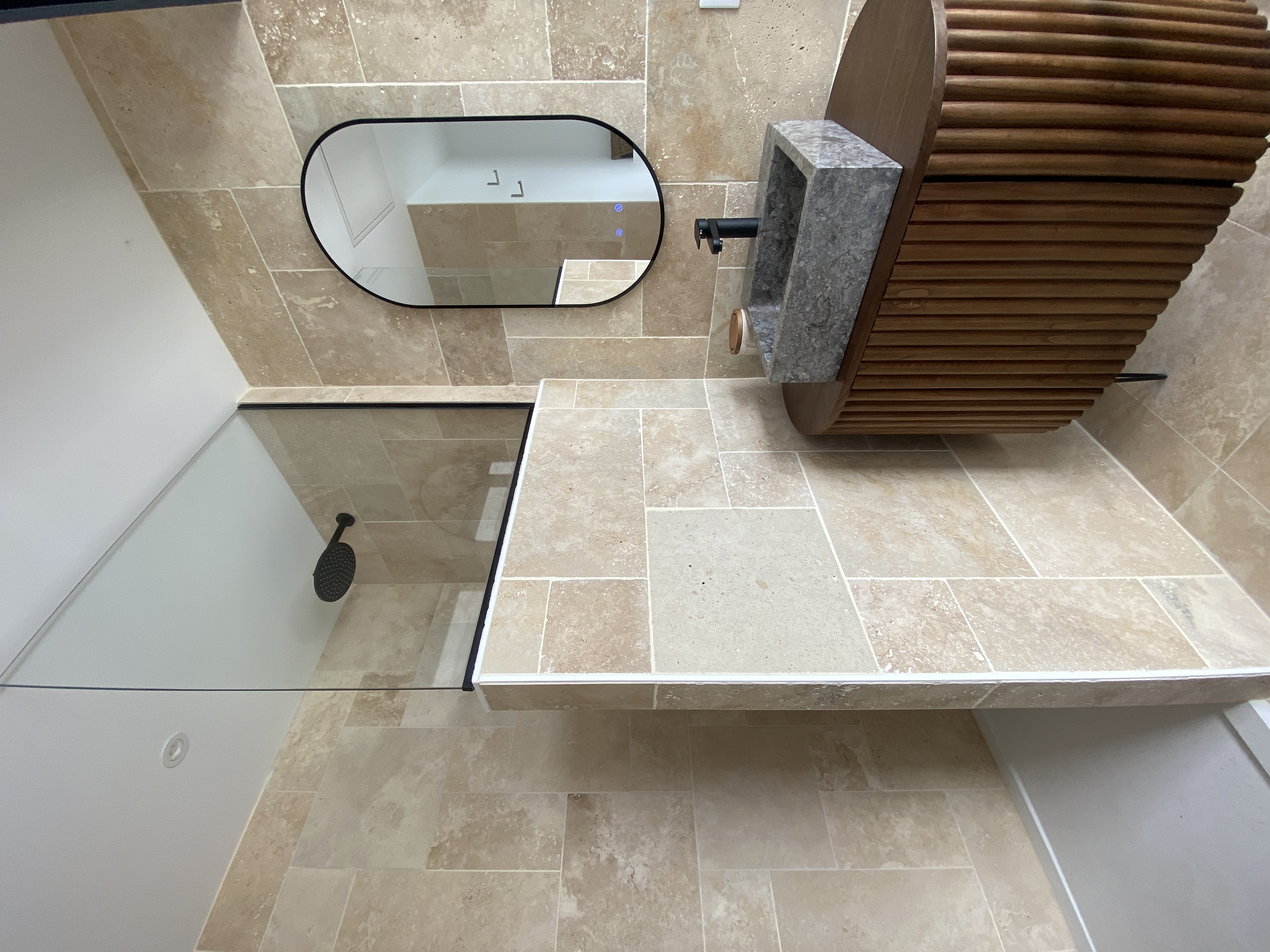 Maison HE salle de bain travertin